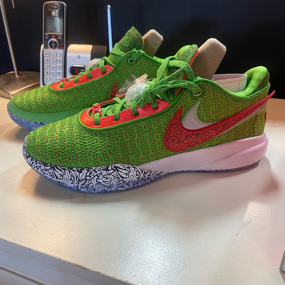 LIMITED EDITION LeBron James “XX STOCKING STUFFER” grinch sneaker BRAND NEW!!